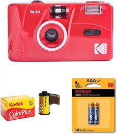 كوداك كاميرا M38  فيلم 35 مم قابلة لإعادة الاستخدام ، فلاش مدمج ، أحمر + فيلم  كلر بلس  200135/36+ مع قطعتين من بطاريات اي اي اي