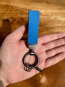 زك زاك ميدالية مفاتيح جلد طبيعي - ازرق