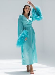 فستان ماكسي باللون الأزرق المائي مع حواف بأكمام من الريش - فري سايز
