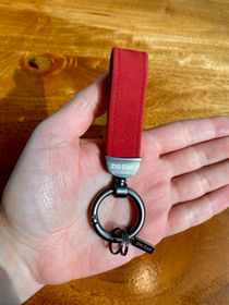 زك زاك ميدالية مفاتيح جلد طبيعي - احمر